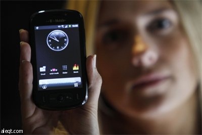 شركة تي موبايل للاتصالات في لندن تدخل في مشروع مع جوجل لتعزيز استخدام شبكة الإنترنت في الساحة.