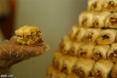 متاجر الحلويات في الدول العربية تشهد إقبالا واسعا خلال شهر رمضان المبارك.