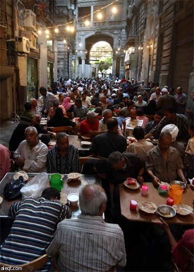 صائمو رمضان يستعدون للإفطار داخل "خيمة الرحمة" في حي شعبي في القاهرة.