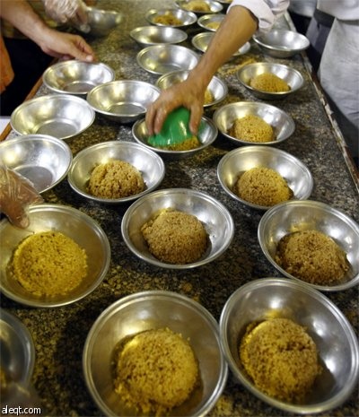 صائمو رمضان يستعدون للإفطار داخل "خيمة الرحمة" في حي شعبي في القاهرة.
