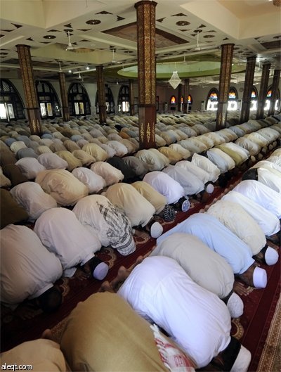 باكستانيون يتوضئون في مسجد في لاهور لأداء صلاة الجمعة الثانية في شهر رمضان المبارك.