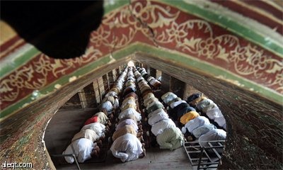 باكستانيون يتوضئون في مسجد في لاهور لأداء صلاة الجمعة الثانية في شهر رمضان المبارك.