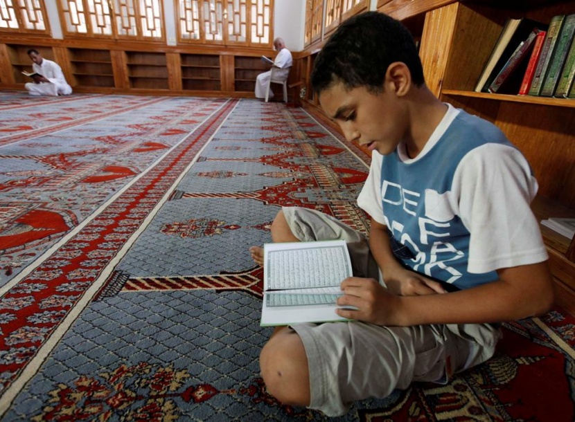 تلهج الألسنة بتلاوة آيات الله..شاب ليبي يقرا القرآن الكريم في أحد مساجد العاصمة الليبية طرابلس.