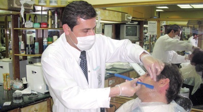 «الأمانة» تلزم الحلاقين بارتداء الكمامات أثناء الحلاقة