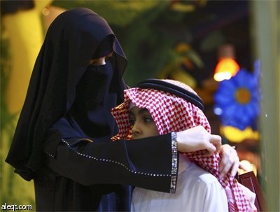 أطفال سعوديون يتسوقون مع أقاربهم من برج الفيصلية في الرياض.