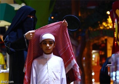 أطفال سعوديون يتسوقون مع أقاربهم من برج الفيصلية في الرياض.