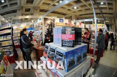 موظف يعرض كتابا صغيرا داخل معرض ألأوراغواي الدولي للكتاب والذي افتتح في العاصمة مونتفيديو ويستمر 10 أيام وبمشاركة ما يزيد عن 80 