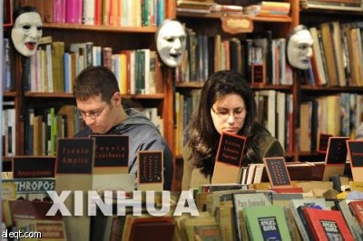 موظف يعرض كتابا صغيرا داخل معرض ألأوراغواي الدولي للكتاب والذي افتتح في العاصمة مونتفيديو ويستمر 10 أيام وبمشاركة ما يزيد عن 80 