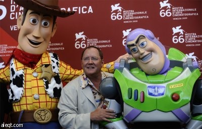 المخرج جون لاسيتر يفوز بجائزة الأسد الذهبي في مهرجان البندقية عن فيلم الرسوم المتحركة toy story.