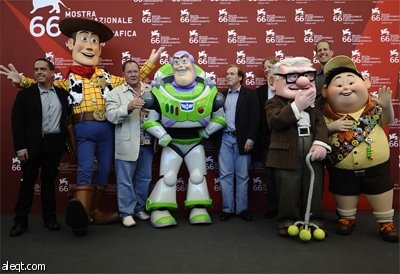 المخرج جون لاسيتر يفوز بجائزة الأسد الذهبي في مهرجان البندقية عن فيلم الرسوم المتحركة toy story.