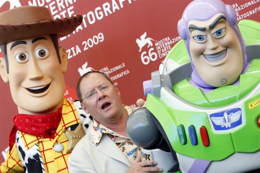 المخرج جون لاسيتر يفوز بجائزة الأسد الذهبي في مهرجان البندقية عن فيلم الرسوم المتحركة toy story.