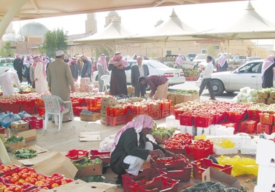 الباعة الجائلون .. أمراض وسموم على قارعة طرق العاصمة