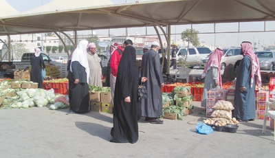 الباعة الجائلون .. أمراض وسموم على قارعة طرق العاصمة