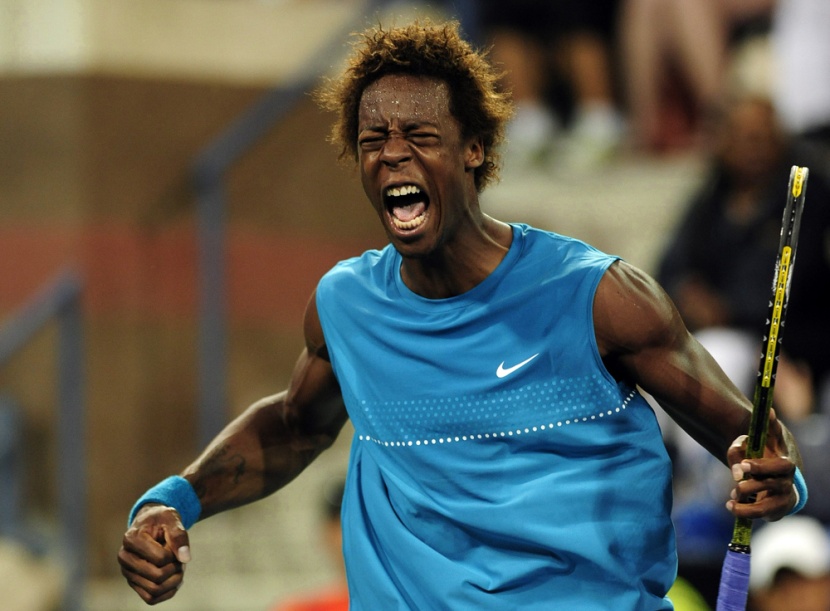 اللاعب الفرنسي غايل مونفيس يتفاعل خلال مباراته ضد الأرجنتيني خوسيه اكاسوسو، في بطولة الولايات المتحدة المفتوحة عام 2009، في نيوي