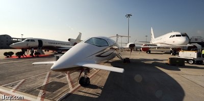 ديفيد فيلوبيلاي مدير التسويق في ايرباص التنفيذية وإدارة الطيران الخاص، يعرض طائرة ايرباص A318 إيليت الفاخرة واحدة من عدة طائرات 