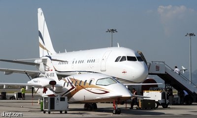 ديفيد فيلوبيلاي مدير التسويق في ايرباص التنفيذية وإدارة الطيران الخاص، يعرض طائرة ايرباص A318 إيليت الفاخرة واحدة من عدة طائرات 