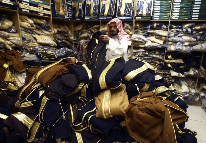 مئات الأشخاص يتدفقون على سوق الزل وسط الرياض يوميا للتسوق.