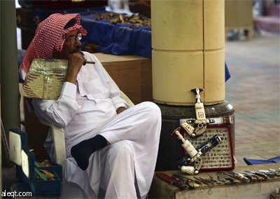 مئات الأشخاص يتدفقون على سوق الزل وسط الرياض يوميا للتسوق.