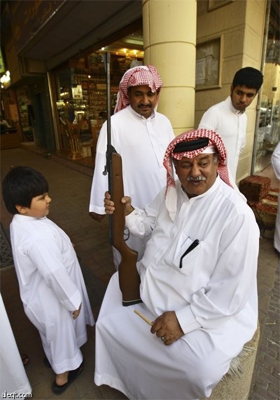 مئات الأشخاص يتدفقون على سوق الزل وسط الرياض يوميا للتسوق.