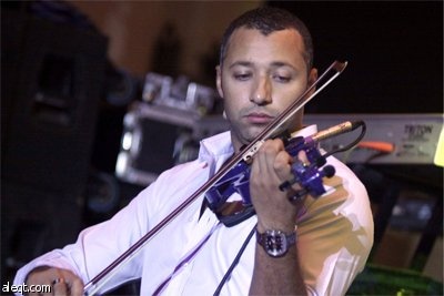 الفنان المصري أحمد فهمي يحيي حفلا في خيمة أخبار اليوم في القاهرة.