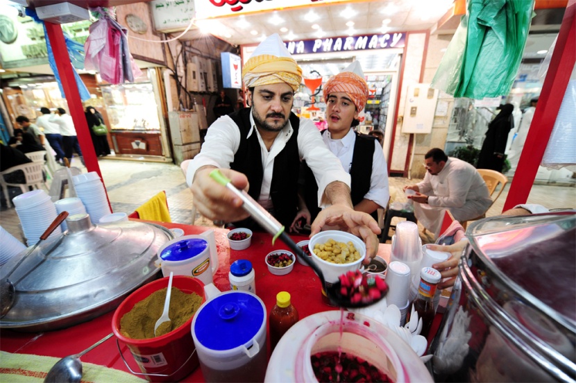 سعودي يبيع البليلة وبعض المأكولات الخفيفة في سيارة مخصصة لهذا الغرض في مدينة جدة.