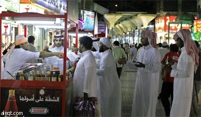 سعودي يبيع البليلة وبعض المأكولات الخفيفة في سيارة مخصصة لهذا الغرض في مدينة جدة.