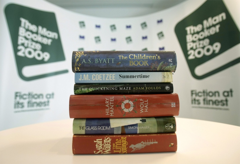 صورة تظهر كتب 6 روايات أدبية تأهلت للدور النهائي لنيل جائزة the Man Booker Prize 2009  للرواية في لندن.