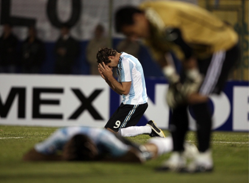 انهيار لاعبي المنتخب الأرجنتيني بعد الهزيمة المرّة والتي أضعفت آمالهم في التأهل بهدف وحيد أمام باراغواي في استاد دل شاكو في اسون