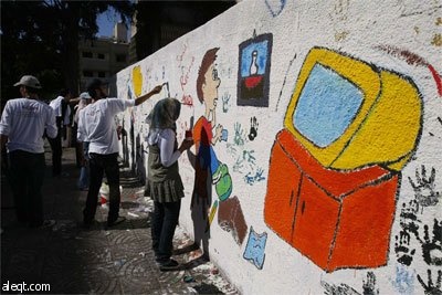 أطفال فلسطينيون يرسمون على الجدران ضمن فعاليات حملة تنبيهية لأضرار التلفاز وألعاب الكمبيوتر العنيفة