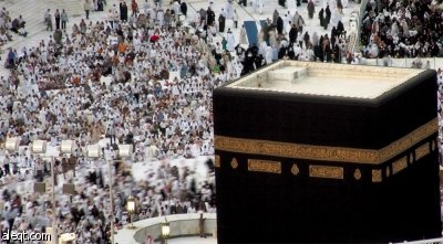 المسجد الحرام قبلة المسلمين وهو يتوسط مدينة مكة المكرمة كما يعتبر مركز العالم الإسلامي دينيا وجغرافيا.