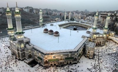 المسجد الحرام قبلة المسلمين وهو يتوسط مدينة مكة المكرمة كما يعتبر مركز العالم الإسلامي دينيا وجغرافيا.