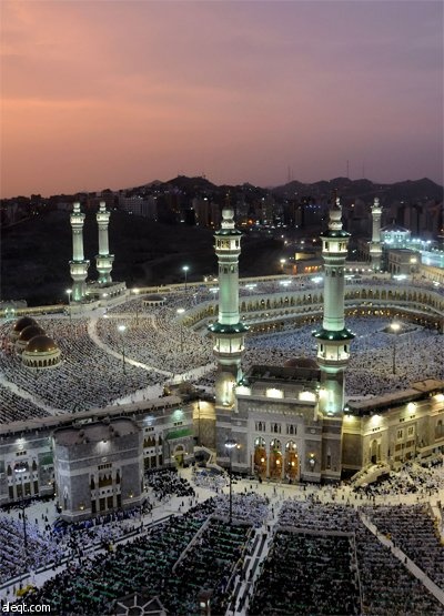 المسجد الحرام قبلة المسلمين وهو يتوسط مدينة مكة المكرمة كما يعتبر مركز العالم الإسلامي دينيا وجغرافيا.