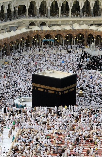 المسجد الحرام قبلة المسلمين وهو يتوسط مدينة مكة المكرمة كما يعتبر مركز العالم الإسلامي دينيا وجغرافيا.