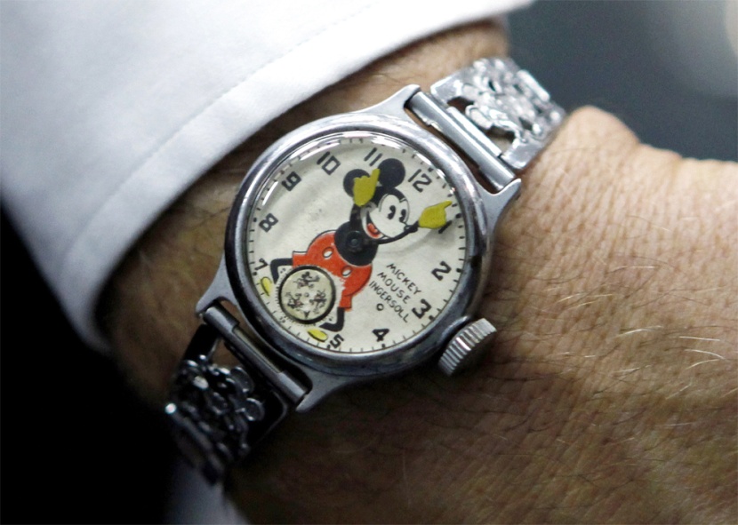 بوب ايجر الرئيس التنفيذي لشركة والت ديزني يعرض الساعة Mickey Mouse Ingersoll Watch والتي صنعت عام 1933 خلال مؤتمر صحفي في معرض د