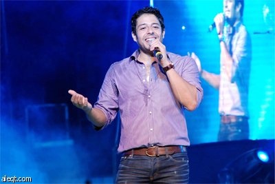 الفنان المصري محمد حماقي يحيي حفلا في خيمة سهر الليالي في القاهرة.