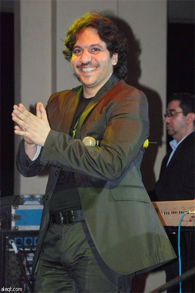 الفنان المصري بهاء سلطان يحيي حفلا في القاهرة.