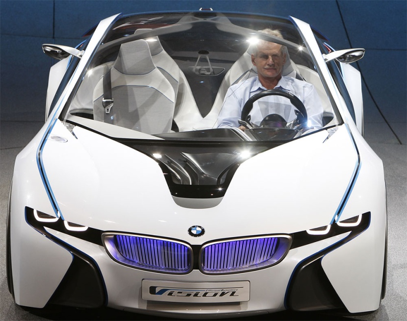 المدير التنفيذي لBMW يعطي نبذة عند نسخة تجريبية لسيارة Vision في معرض للسيارات في فرانكفورت