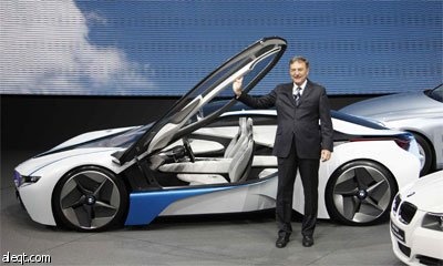 المدير التنفيذي لBMW يعطي نبذة عند نسخة تجريبية لسيارة Vision في معرض للسيارات في فرانكفورت