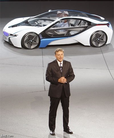 المدير التنفيذي لBMW يعطي نبذة عند نسخة تجريبية لسيارة Vision في معرض للسيارات في فرانكفورت
