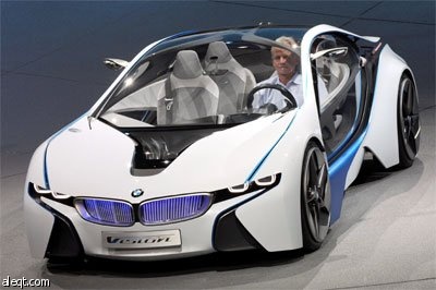 المدير التنفيذي لBMW يعطي نبذة عند نسخة تجريبية لسيارة Vision في معرض للسيارات في فرانكفورت