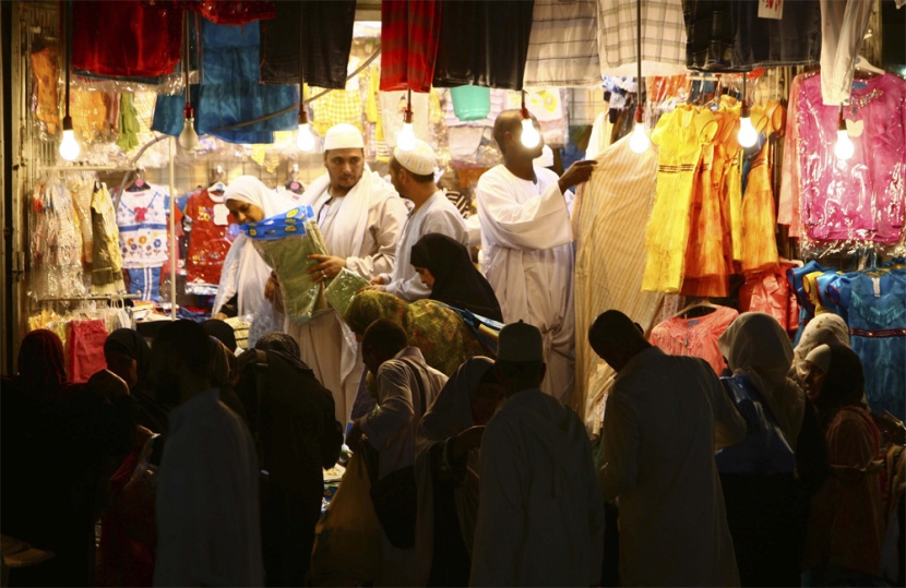 جموع من المعتمرين يتبضعون من أسواق مكة المكرمة.