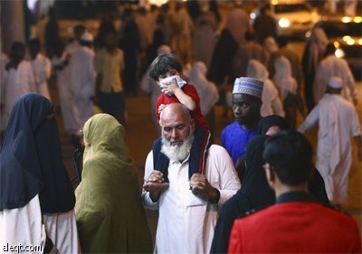 جموع من المعتمرين يتبضعون من أسواق مكة المكرمة.