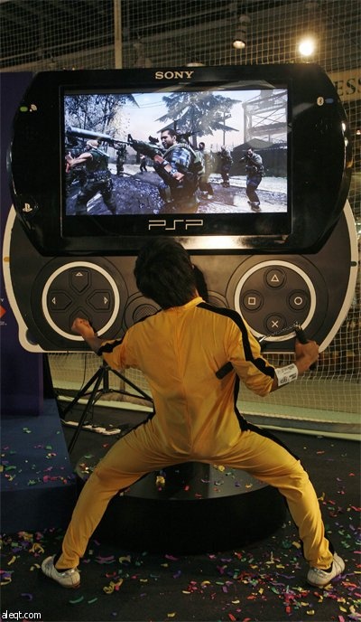 شركة سوني اليابانية تطرح النموذج الجديد من الجهاز Sony PSP في أسواق هونغ كونغ.