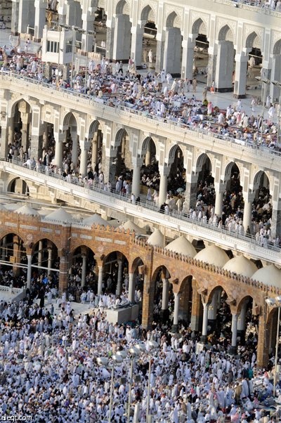 مئات الآلاف من المسلمين يفطرون في  المسجد الحرام خلال الأسبوع الأخير من شهر رمضان المبارك.