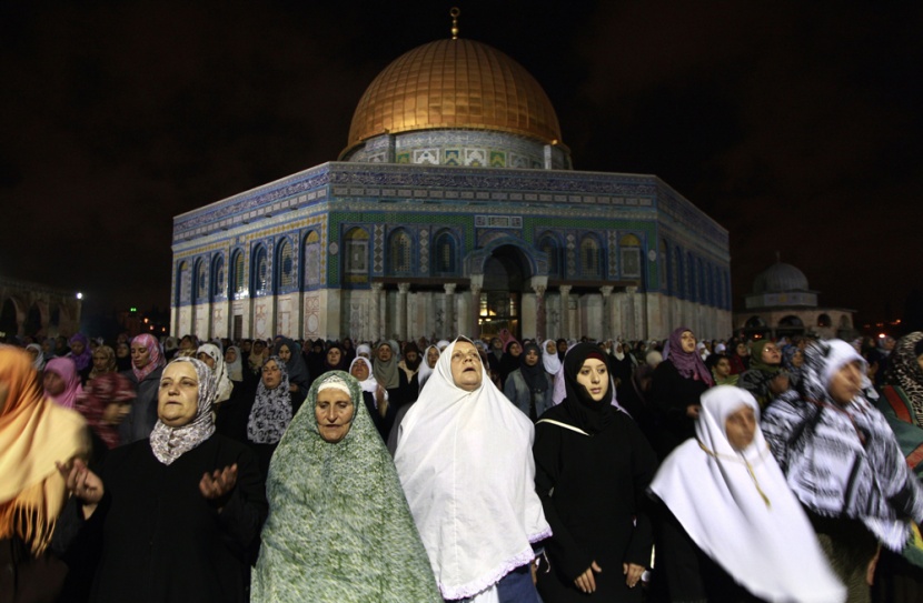 نساء يؤدين الصلاة خارج مسجد قبة الصخرة في المسجد الأقصى.