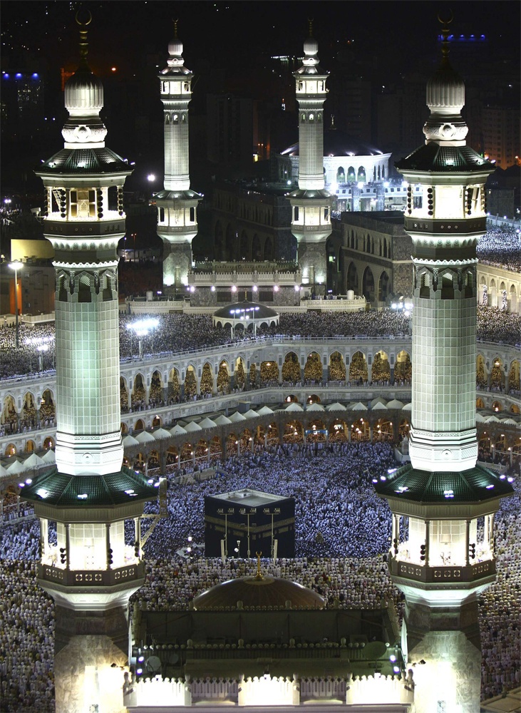 الحرم المكي الشريف يشهد في هذا الشهر المبارك كثافة كبيرة من الزوار والمعتمرين والمواطنين والمقيمين.