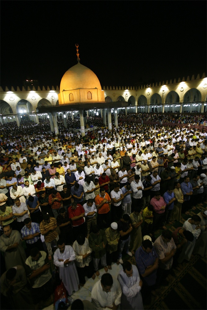 الآلاف من المصريين يؤدون الصلاة داخل مسجد عمرو بن العاص في القاهرة.