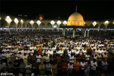 الآلاف من المصريين يؤدون الصلاة داخل مسجد عمرو بن العاص في القاهرة.