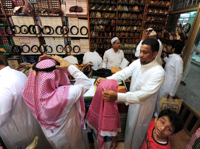سعوديون يقبلون على شراء احتياجات العيد في مدينة جدة