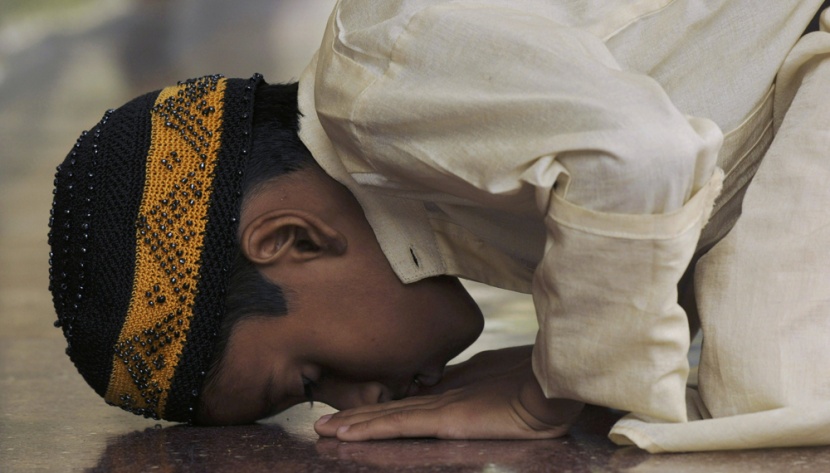 صبي يؤدي صلاة يوم الجمعة الأخيرة من شهر رمضان المبارك في الهند اليوم